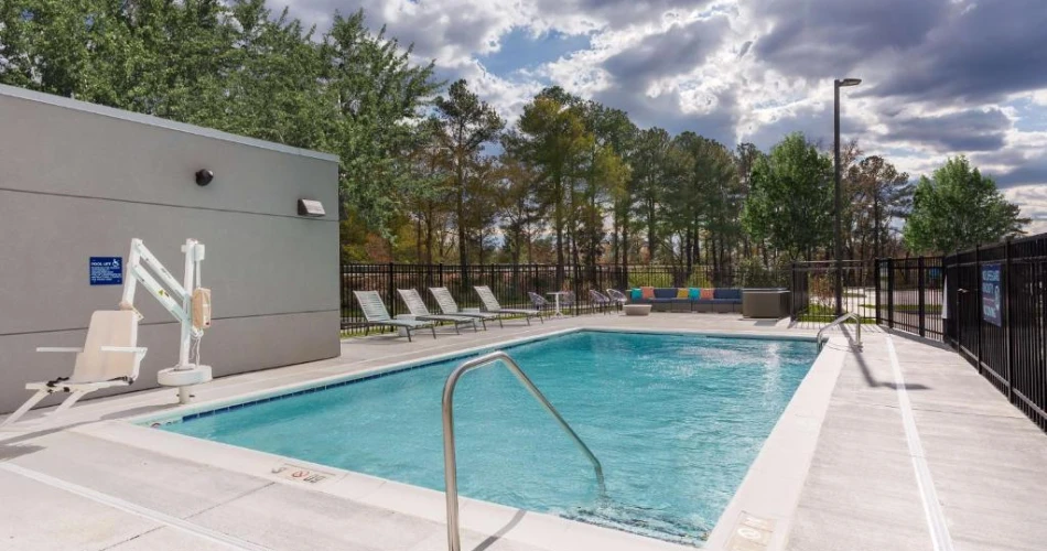 Family-Friendly Hotels with Pools Near Kings Dominion